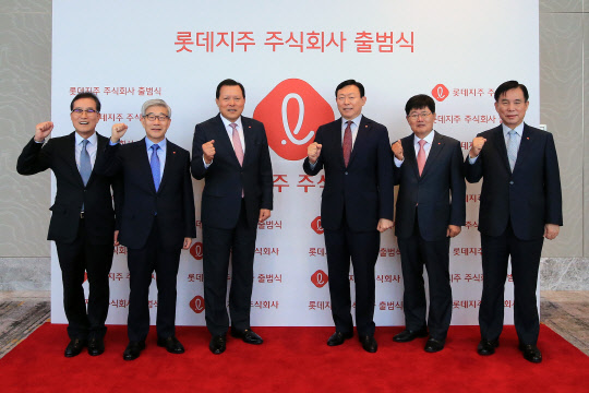 롯데지주는 12일 서울 잠실 시그니엘서울에서 출범식을 진행했다. 이날 행사에서 이원준 롯데그룹 유통BU장(왼쪽부터), 송용덕 롯데그룹 호텔BU장, 황각규 롯데지주 사장, 신동빈 롯데그룹 회장, 이재혁 롯데그룹 식품BU장, 허수영 롯데그룹 화학BU장이 기념촬영을 하고 있다. <롯데그룹 제공>